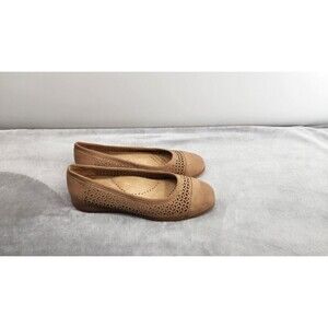 Trotters Womens 7.5M Beige Nubuck Perforated Leather Cushioned Shoes Slip Ons